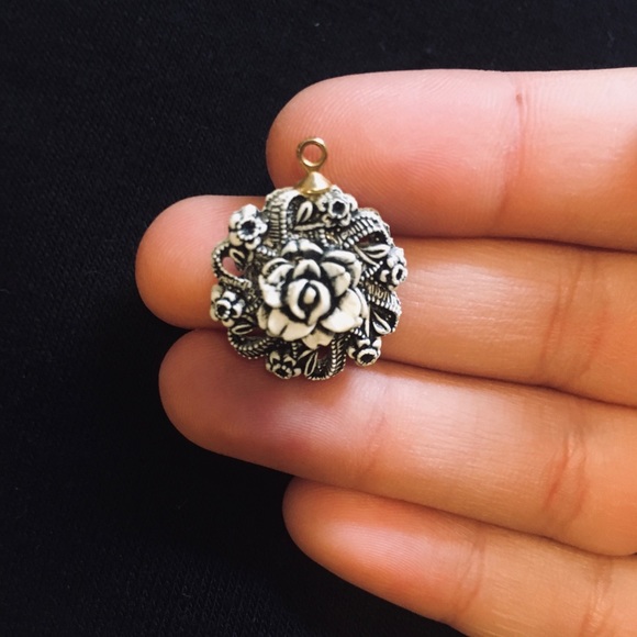 Rose charm! 🌹 - Picture 4 of 4